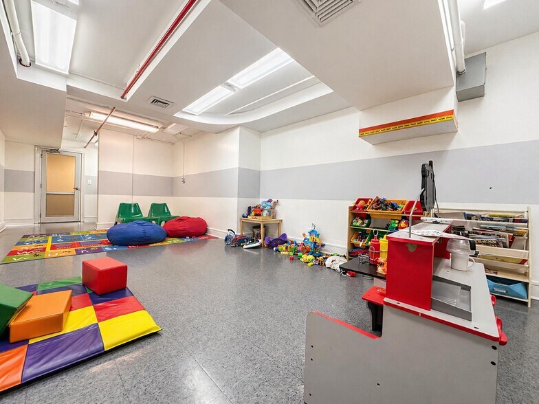 Building Photo - 323 W 96th St