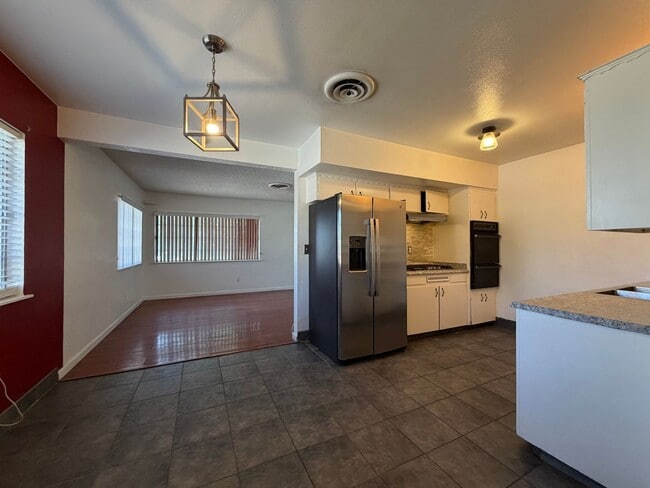 Building Photo - 3 Bedroom 2 Bathroom House on Corner Lot with 2 Car Garage Locate din Irwin Estates