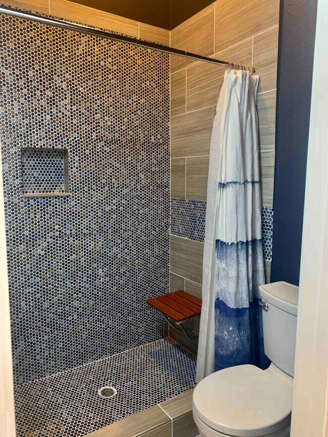 Building Photo - 2423 Avenue Q