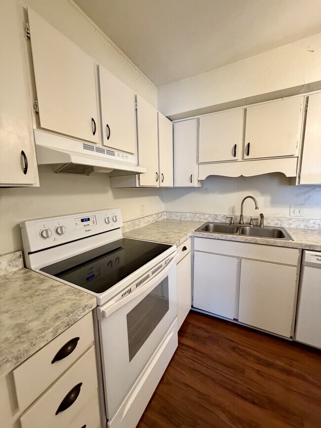 Building Photo - 305 W Cadbury Dr