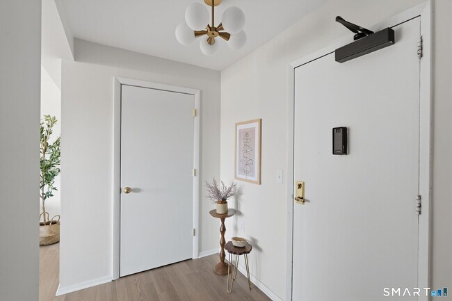 Building Photo - 887 Farmington Ave