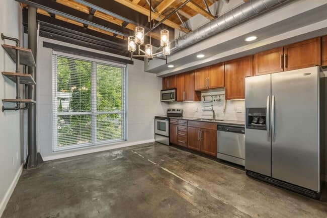 Building Photo - 1305 E 6th St