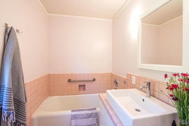 Building Photo - 20 Vista Dr