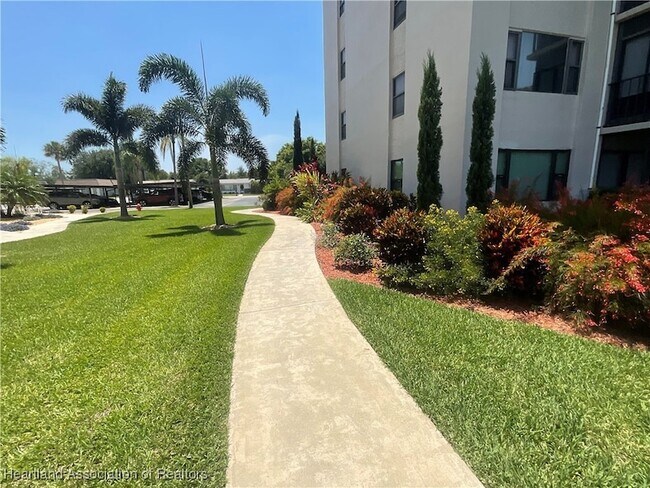 Building Photo - 121 Country Club Dr