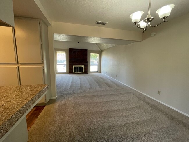 Building Photo - Spacious & Bright 3-Bedroom, 2 and 1/2 Bat...