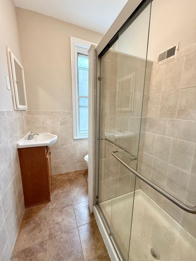 Building Photo - Spacious 4-Bedroom Home in West Philadelphia
