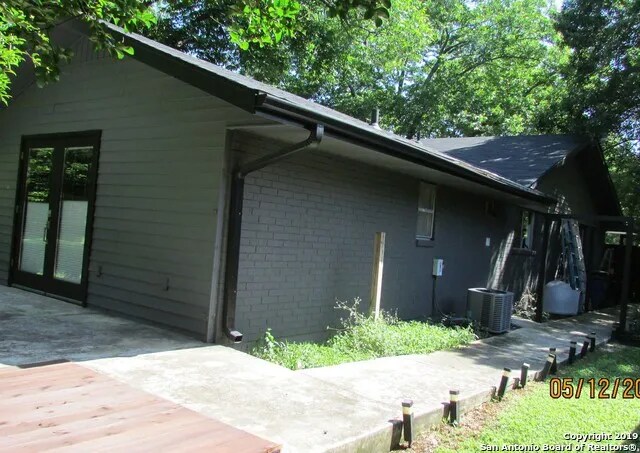 Building Photo - 207 E Castle Ln