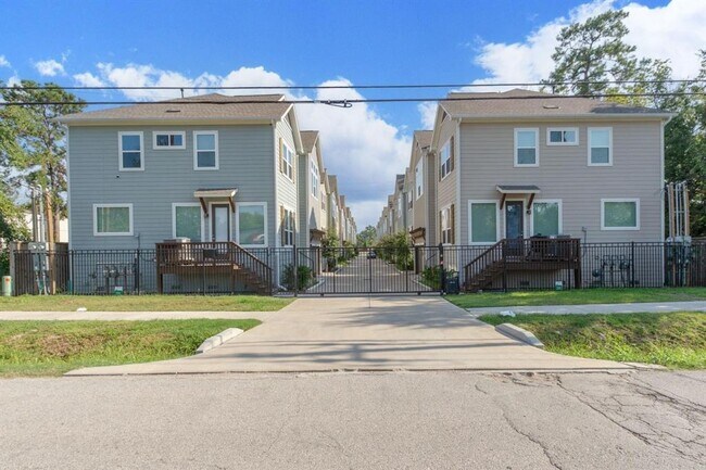 Building Photo - 3344 Pinemont Dr