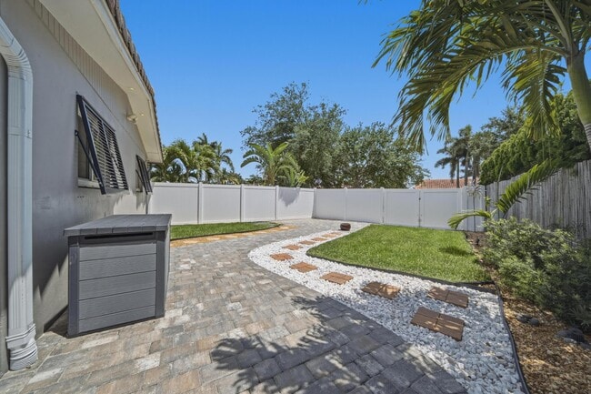 Building Photo - 5031 NE 23rd Terrace