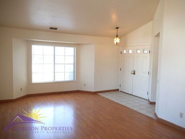 Building Photo - Bright 3 Bed 2 Bath 1,477 Sq. Ft. Sacramen...