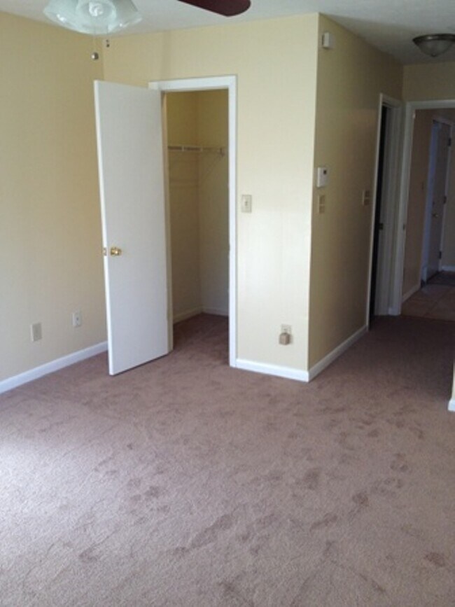 Building Photo - 671 Bartons Landing Pl