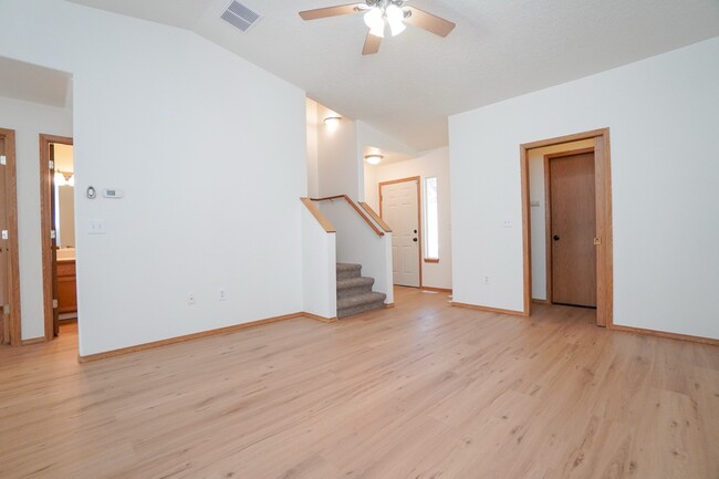 Building Photo - 231 N Paradise Ave