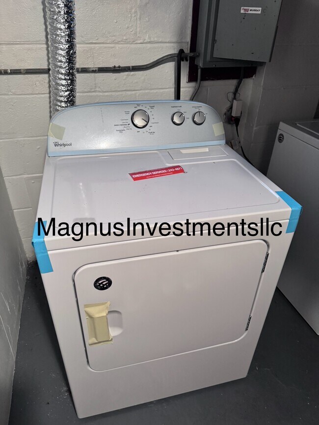 Building Photo - 1009 Broer Ave