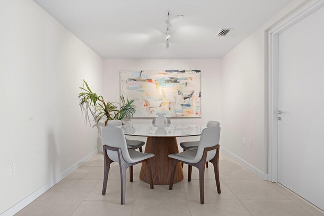 Building Photo - 401 N Birch Rd