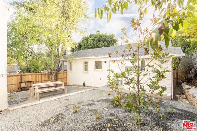 Building Photo - 372 N Ave 53