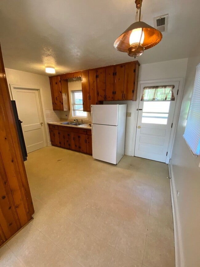 Building Photo - 804 St James Cir