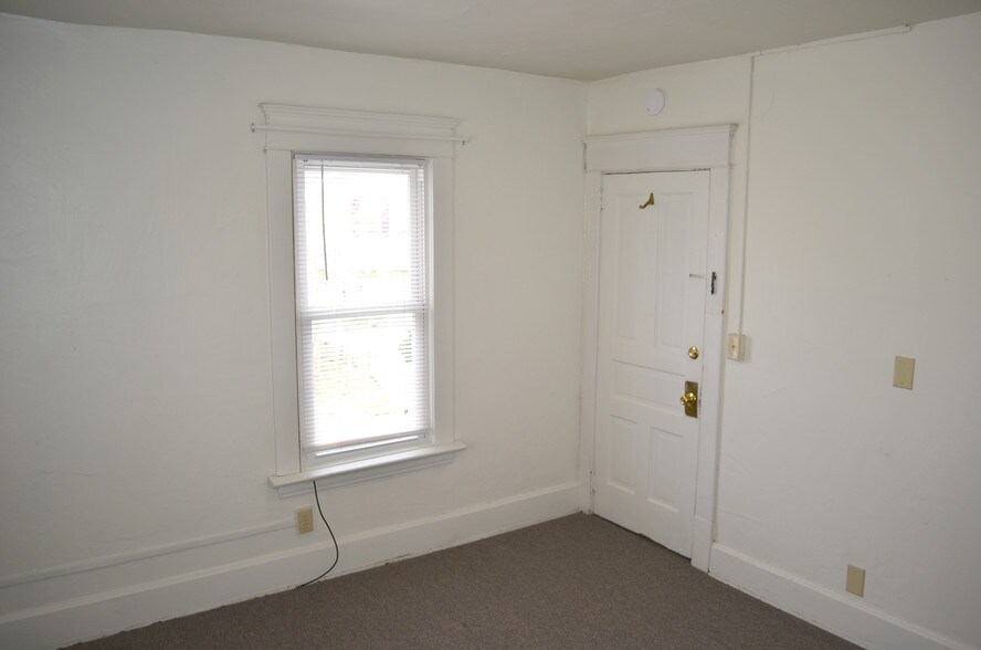 Building Photo - 45 Sunnyside Dr