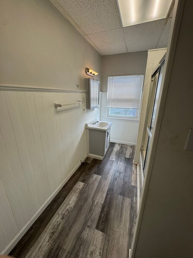 Building Photo - 4 Bedroom 1 Bathroom in Fineview!