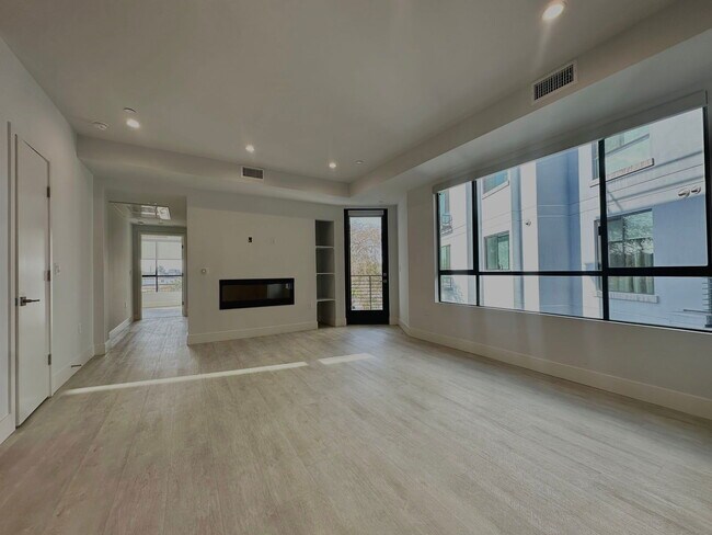 Building Photo - 5953 Saturn St