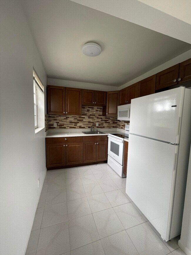 Building Photo - 172 Salisbury I