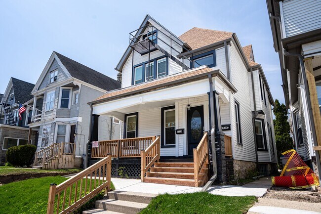 Building Photo - 4Bdrm Upper Flat of Eastside Duplex Fully ...