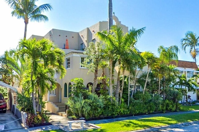 Building Photo - 123 Golfview Rd