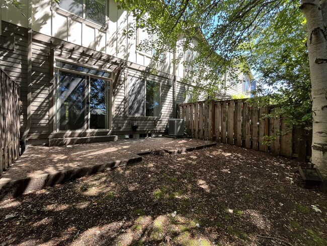Building Photo - Beautifully Updated Bethany Townhome with Private Backyard and Modern Finishes