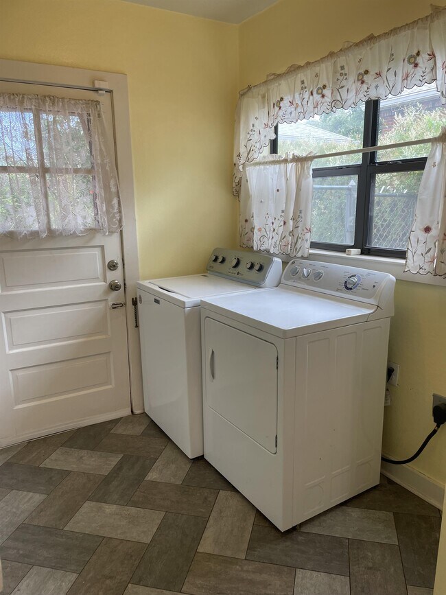 Building Photo - 437 Maple St NE