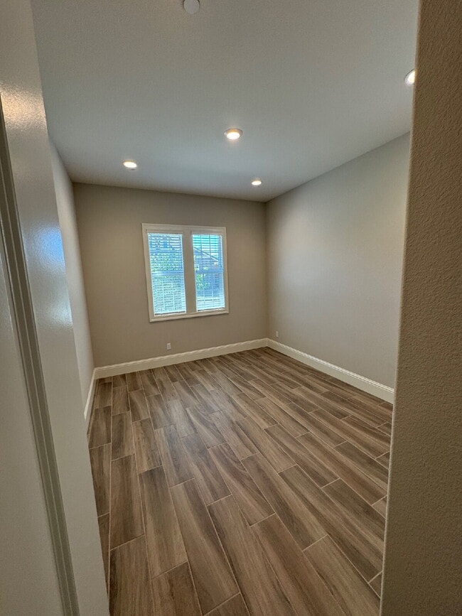 Building Photo - Newer 2 Bed/2 Bath with Office in 55+ Gate...