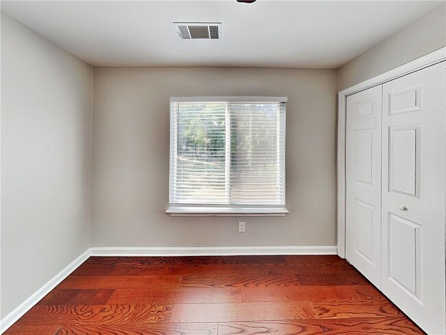 Building Photo - 1020 Camelot Dr