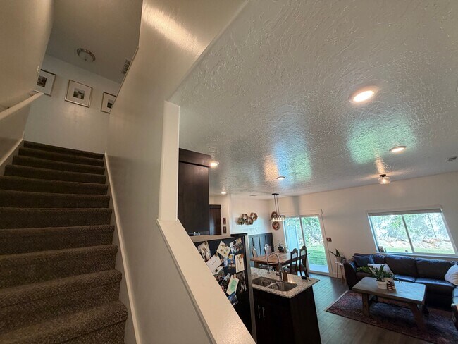 Building Photo - 382 E 1850 N