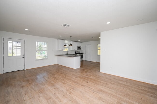Building Photo - 4710 Hershe St