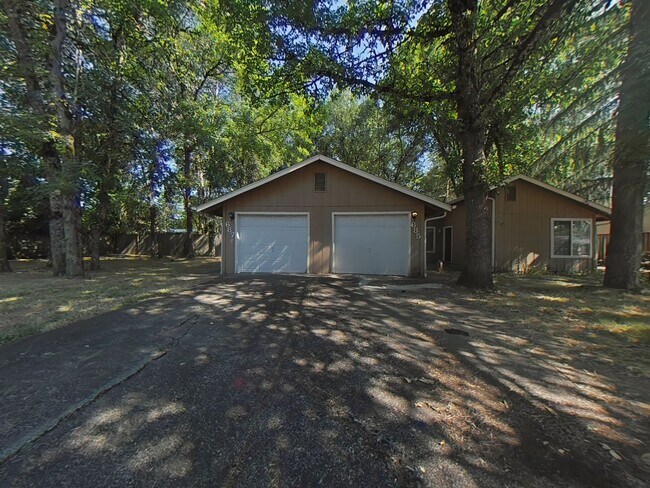 Primary Photo - Duplex ~ Close to 9th Street ~ Pet Friendly