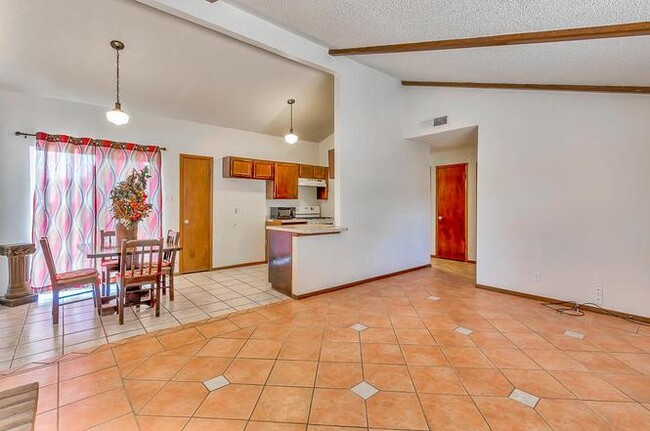 Building Photo - 4886 Maureen Cir
