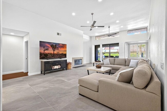 Building Photo - 77825 Cottonwood Cove