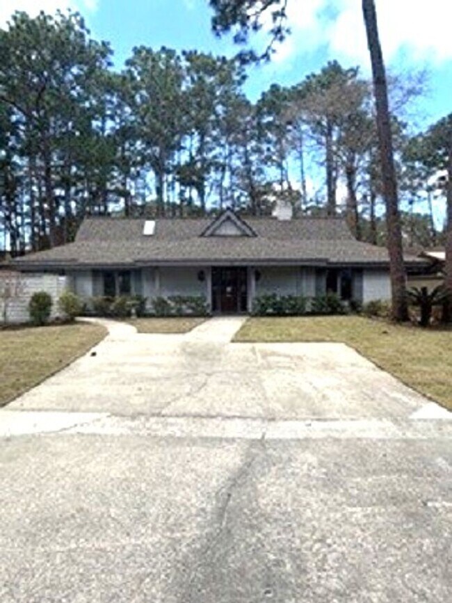 Building Photo - Lovely Remodeled Home In Hilton Head Plantation