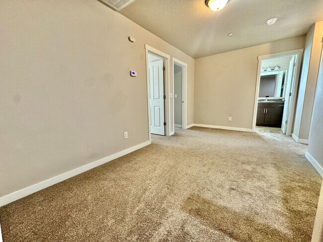 Building Photo - Ask about free rent... Nearly New, wonderf...