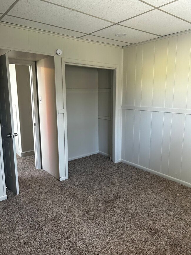 Building Photo - 1st floor Apt, 2b/1B- Available for immedi...
