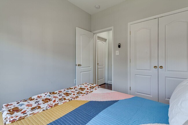 Building Photo - Belmont Bay Beauty! Three level two car ga...