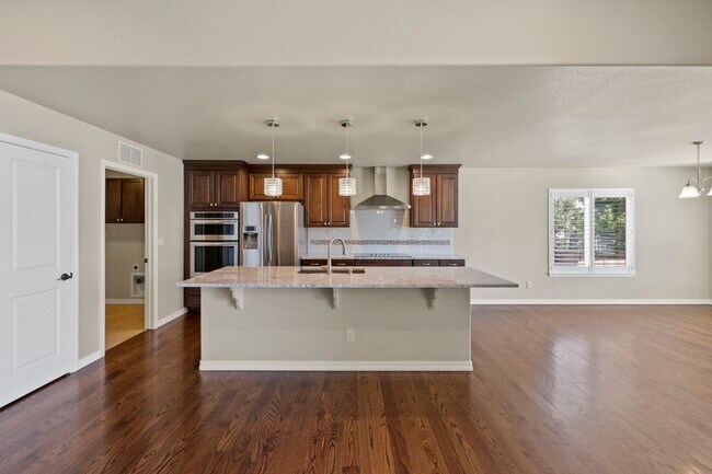 Building Photo - Immaculate & Stunning 4BD Ranch Style in C...