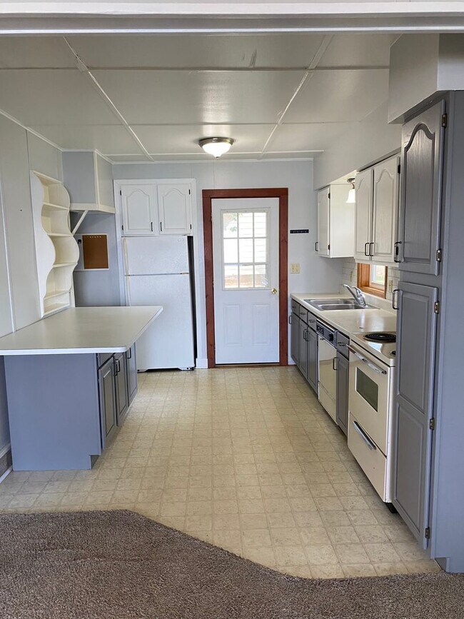 Building Photo - 2 BEDROOM LAKE HOUSE!