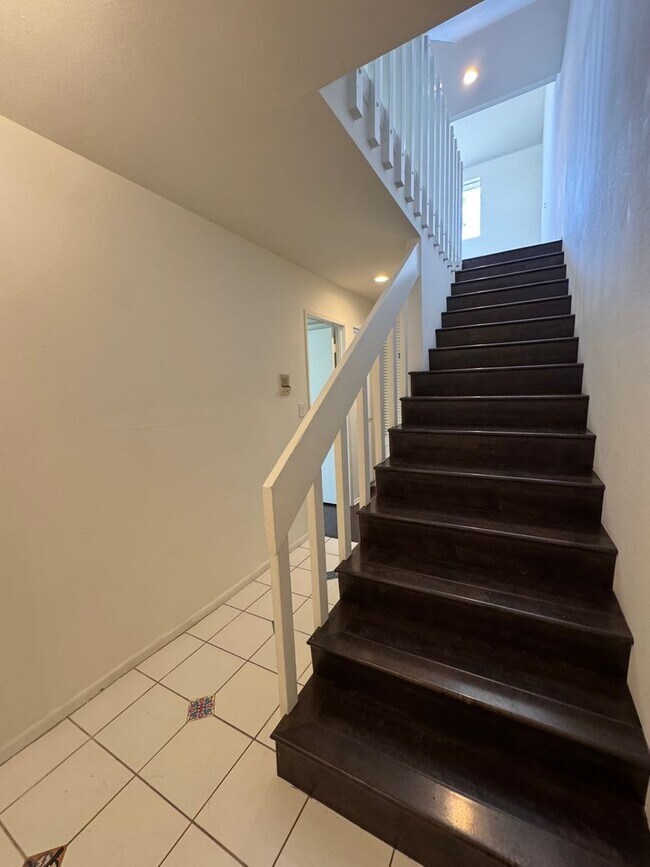 Building Photo - Large and Modern tri-level townhouse in Westwood minutes from Beverly Hills and UCLA
