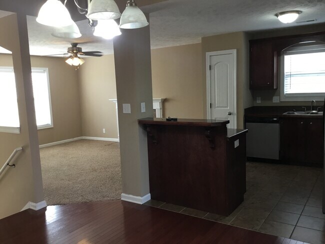 Building Photo - 3 Bedroom 2 1/2 Bath Pet Friendly Home For Rent!