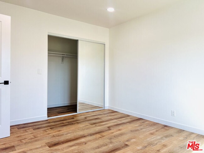Building Photo - 938 W Glenoaks Blvd