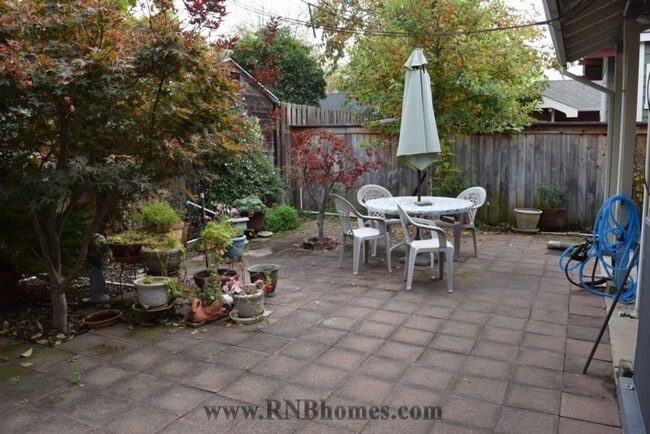 Building Photo - 1121 Dolores Way