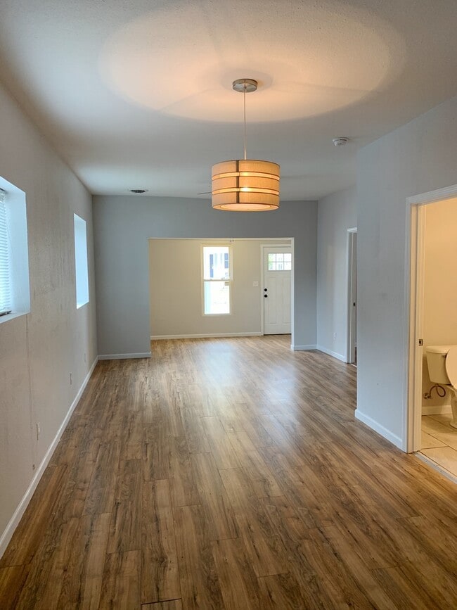 Building Photo - 321 Monroe St