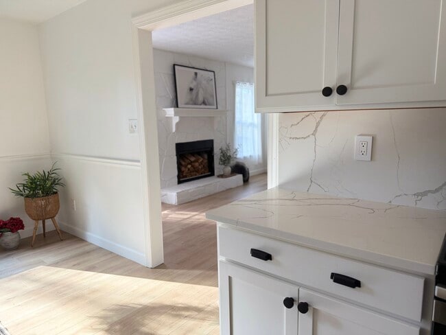 Building Photo - 717 Redwood Park