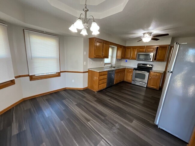 Building Photo - Large Home for Rent in Independence