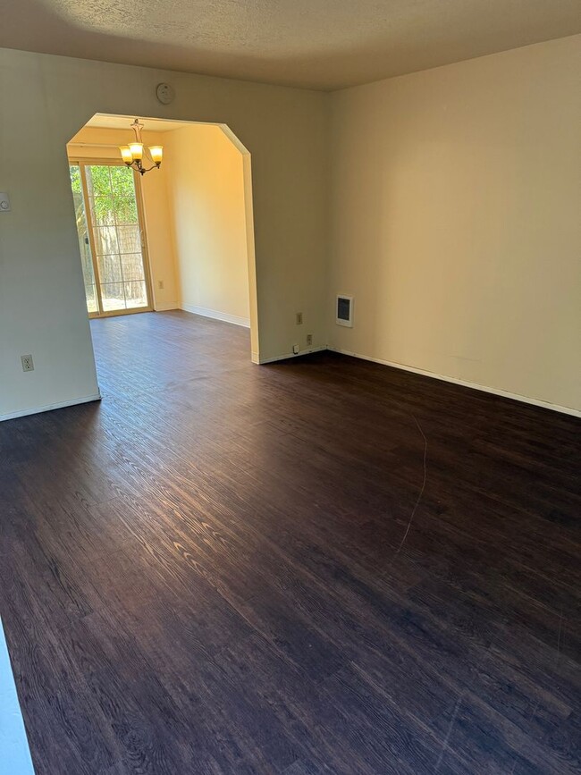 Building Photo - 739000