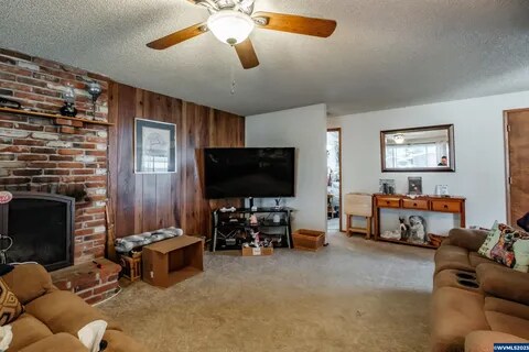 Building Photo - 262 SW River Dr